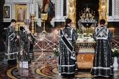 În Vinerea Mare Sanctitatea Sa Patriarhul Chiril a săvârșit Vecernia Scoaterii Sfântului Epitaf al Mântuitorului în Catedrala „Hristos Mântuitorul”