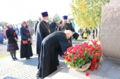 Клирики Санкт-Петербургской епархии приняли участие в возложении цветов на мемориале «Холм славы»