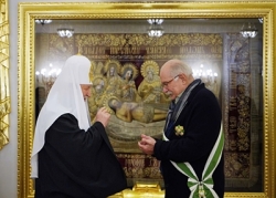 Sanctitatea Sa Patriarhul Chiril i-a înmânat lui Nichita Mihalkov ordinul Sfântului Cuvios Serafim de Sarov