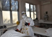 «Красную зону» Ростовской клинической больницы посетили священник и волонтеры