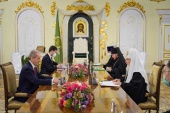 Відбулася зустріч Святішого Патріарха Кирила з послом Румунії в Росії Крістіаном Істрате