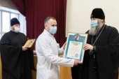 Митрополит Новосибирский Никодим поблагодарил медицинских работников ковидного госпиталя Новосибирска