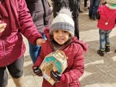 Children in Maaloula in Syria are given Christmas presents from Russia