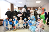 Патриарший экзарх всея Беларуси и министр здравоохранения Белоруссии посетили с благотворительной миссией Дом ребенка № 1 в Минске