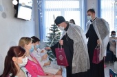 Патриарший экзарх всея Беларуси поздравил матерей и малышей, родившихся в праздник Рождества Христова в роддоме г. Борисова