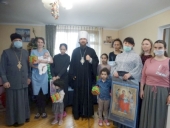 Глава Кубанской митрополии поздравил с Рождеством Христовым мам и детей кризисного центра «Светлая обитель»