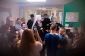 Глава Татарстанской митрополии навестил пациентов Камского детского медицинского центра в Набережных Челнах