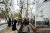 В 185-ю годовщину гибели А.С. Пушкина председатель Патриаршего совета по культуре совершил заупокойные богослужения у могилы поэта