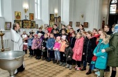 В храме равноапостольной Марии Магдалины с. Красный Десант Ростовской области совершили крещение 33 детей из Донбасса