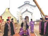 Архиепископ Элистинский Юстиниан освятил купольный крест расположенной в калмыцкой степи Александро-Невской часовни