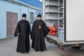 Более 50 тонн гуманитарной помощи передали вынужденным переселенцам из Донбасса в Шахтинской епархии