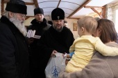 Митрополит Тверской Амвросий посетил беженцев из Мариуполя, прибывших в Тверскую область