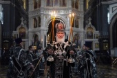 В Великий Пяток Святейший Патриарх Кирилл совершил вечерню с выносом Плащаницы Спасителя в Храме Христа Спасителя