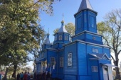 Community of the seized church in the Ukrainian village of Pereniatyn prays in a chapel