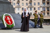 Предстоятель Русской Церкви возложил венок к Монументу Победы в Минске