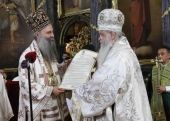 Ο Πατριάρχης Σερβίας Πορφύριος ενεχείρισε στον Αρχιεπίσκοπο Στέφανο τον Τόμο Αυτοκεφαλίας της Μακεδονικής Ορθοδόξου Εκκλησίας – Αρχιεπισκοπής Αχρίδας