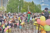Детский праздник «Пусть всегда будет солнце» на площадке у Дома милосердия Всехсвятского прихода города Минска собрал более двух тысяч ребят