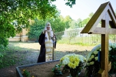 Святейший Патриарх Кирилл посетил Александро-Невскую лавру и Большеохтинское кладбище Санкт-Петербурга