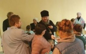 Епископ Рославльский Мелетий навестил беженцев в пункте временного размещения