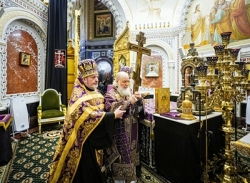 Напередодні Неділі Хрестопоклонної Святіший Патріарх Кирил звершив всеношну з чином винесення Хреста у Храмі Христа Спасителя