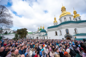 Тисячі людей зібралися у Києво-Печерській лаврі на Літургію просто неба