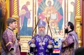 В четверг Страстной седмицы глава Казахстанского митрополичьего округа совершил Литургию в Вознесенском кафедральном соборе г. Алма-Аты