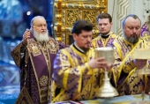 В четверг Страстной седмицы Предстоятель Русской Церкви совершил Литургию в Храме Христа Спасителя