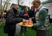 Служба «Милосердие» организовала пасхальный обед для бездомных в московском центре «Ангар спасения»