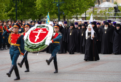 His Holiness Patriarch Kirill lays a wreath at the Tomb of the Unknown Soldier on the eve of Victory Day