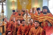 Литургию пасхальным чином глава Казахстанского митрополичьего округа совершил в Серафимовском храме Астаны, обновленном после полномасштабной реставрации
