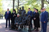 Архиепископ Калининградский Серафим принял участие в открытии скульптурной композиции «Счастливая семья» в Калининграде