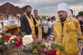 Патриарший экзарх всея Беларуси совершил закладку капсулы с памятной грамотой в основание строящегося Петропавловского храма деревни Неманица