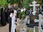 Предстоятель Русской Церкви посетил Никольское и Большеохтинское кладбища Санкт-Петербурга
