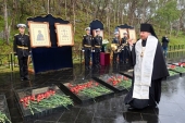 В 23-ю годовщину гибели подлодки «Курск» епископ Североморский Тарасий совершил литию у памятника подводникам в Видяево
