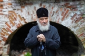 Святейший Патриарх Кирилл у стены Соловецкого монастыря, где расстреливали заключенных, поручил обустроить место для поклонения и молитвы
