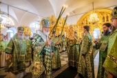У день пам'яті преподобних Зосими, Саватія та Германа Соловецьких Святіший Патріарх Кирил звершив Літургію в Соловецькому монастирі