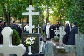 Після прибуття до Санкт-Петербурга Святіший Патріарх Кирил відвідав Нікольське та Большеохтинське кладовища Північної столиці