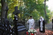По прибытии в Санкт-Петербург Святейший Патриарх Кирилл посетил Никольское и Большеохтинское кладбища Северной столицы