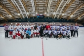 Сборная Патриархии и команда Правительства Кузбасса провели товарищеский матч по русскому хоккею в Кемерово
