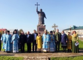 Епископ Карасукский Филипп освятил памятник равноапостольному великому князю Владимиру в г. Купине Новосибирской области
