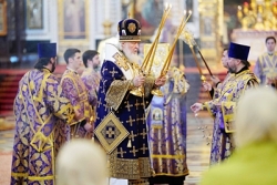 В праздник Воздвижения Креста Господня Предстоятель Русской Церкви совершил Литургию в Храме Христа Спасителя