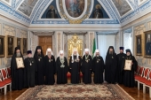 Святейший Патриарх Кирилл вручил церковные награды ряду архиереев, отмечающих в текущем году знаменательные даты