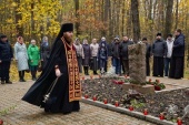 В урочище Солянка в г. Курске молитвенно почтили память жертв политических репрессий