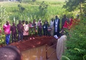 Сорок шесть жителей округа Кисии в Кении приняли крещение