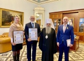 Глава Санкт-Петербургской митрополии вручил награды в связи с досрочным завершением реставрации 2-го Лаврского моста