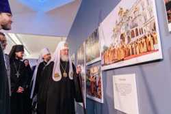 Предстоятель Руської Церкви відвідав церемонію відкриття фотовиставки «Літургія з Патріархом»