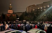 Сотни жителей Винницы молились возле закрытого рейдерами храма Украинской Православной Церкви
