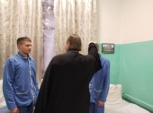 Епископ Североморский Тарасий посетил пациентов военной поликлиники со стационаром в Видяево