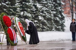 В День защитника Отечества Святейший Патриарх Кирилл возложил венок к могиле Неизвестного солдата у стен Московского Кремля