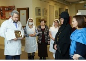 Настоятелька Марфо-Маріїнської обителі милосердя м. Москви передала в дар лікарні святителя Алексія унікальну ікону